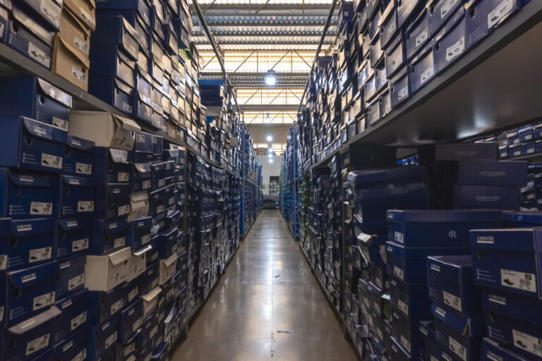 Calçados Laroche: Uma História de Tradição - E commerce Galpao Estoque Calcados Laroche