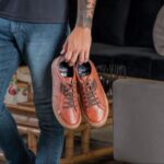 Imagem de um par de sapatênis casuais marrons.