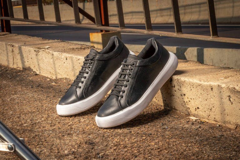 sapatênis masculino preto apoiado em um degrau